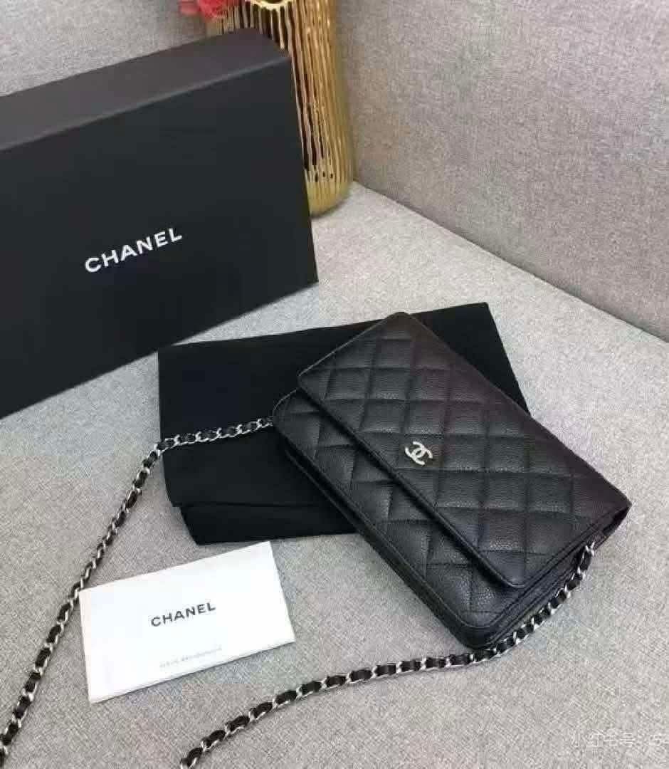 Chanel wallet on chain (Category: Cross-body Bags) located in Manila. Submitted by mariafaye03137 (Listing ID 1467951892, Image 1). Description: Used once.