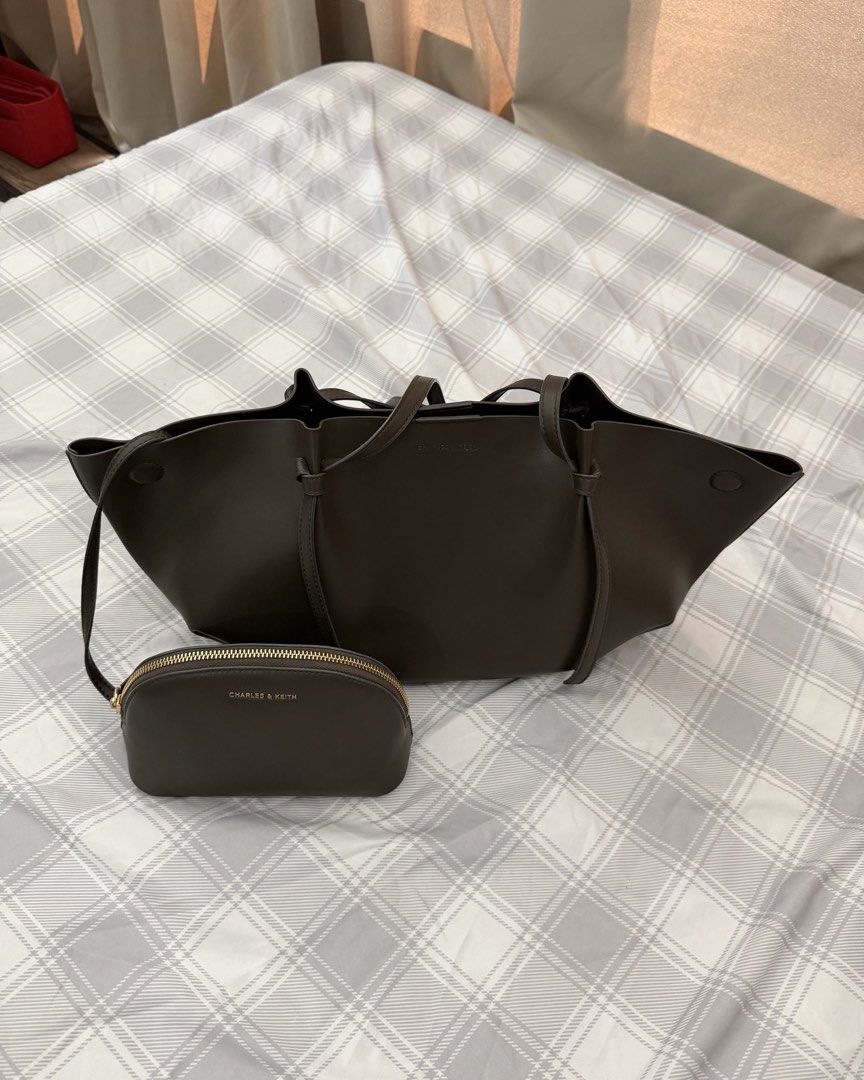Charles & Keith Calla Tote Bag Dark Moss (Category: Tote Bags) located in Cebu City. Submitted by zarizariii___ (Listing ID 1467903567, Image 2). Description: Decluttering this crowd favorite 😍 Color: Dark Moss Condition: Like new, no issues at all Inclusions: Comes with a small matching pouch First to pay gets the bag 💌 .