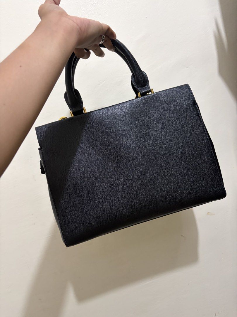 Charles & Keith Mirabelle Structured Top Handle Bag (Category: Shoulder Bags) located in Bulacan. Submitted by cjhyy (Listing ID 1467923502, Image 2). Description: .