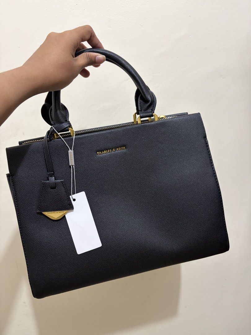 Charles & Keith Mirabelle Structured Top Handle Bag (Category: Shoulder Bags) located in Bulacan. Submitted by cjhyy (Listing ID 1467925507, Image 1). Description: .