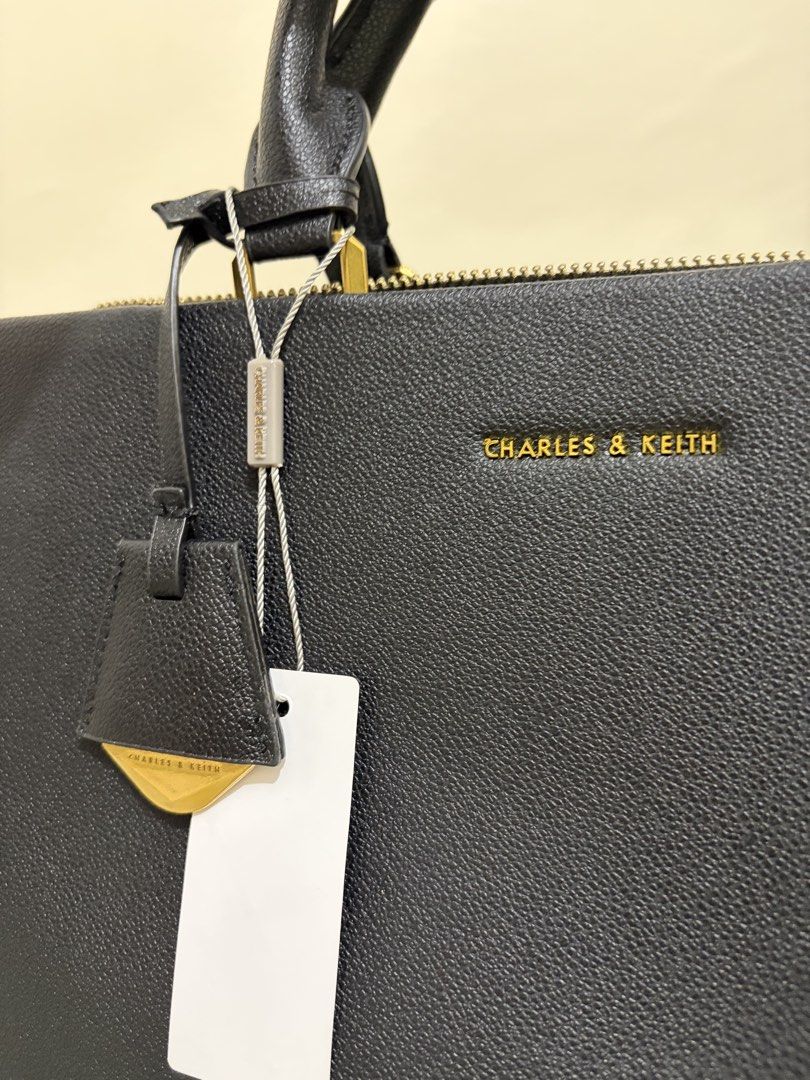 Charles & Keith Mirabelle Structured Top Handle Bag (Category: Shoulder Bags) located in Bulacan. Submitted by cjhyy (Listing ID 1467925507, Image 2). Description: .