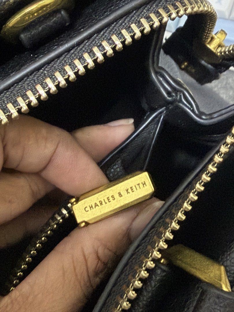 Charles & Keith Mirabelle Structured Top Handle Bag (Category: Shoulder Bags) located in Bulacan. Submitted by cjhyy (Listing ID 1467925507, Image 3). Description: .