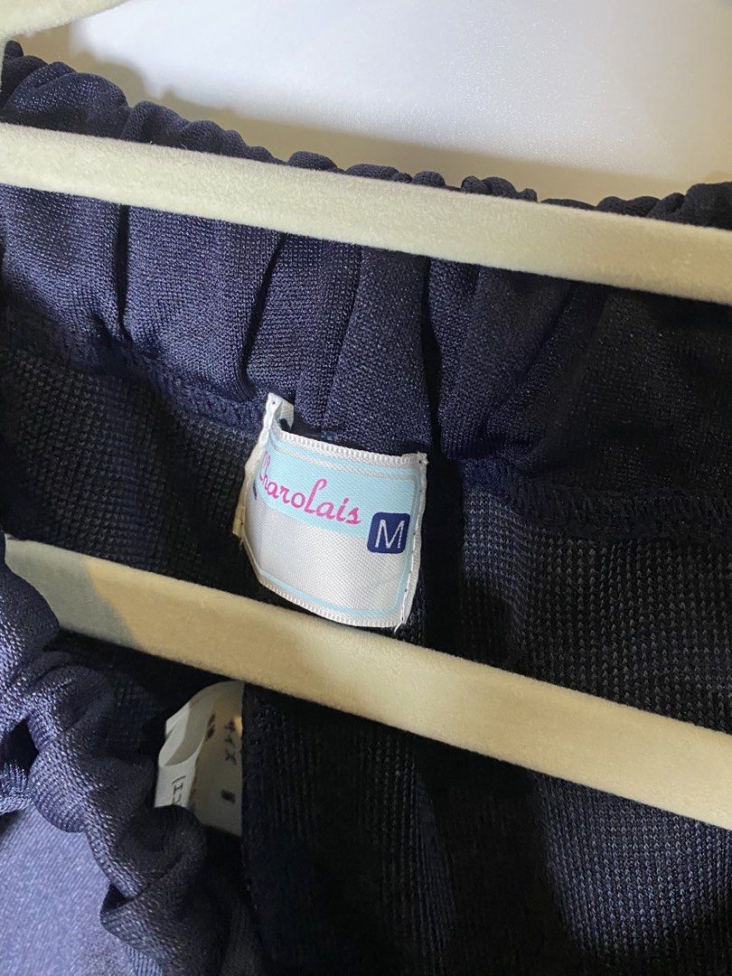 Charolais navy shorts-size M (Category: Shorts) located in Makati City. Submitted by indaysukaycloset (Listing ID 1467902220, Image 2). Description: Charolais Navy Shorts - Size M Details: - Brand: Charolais - Size on tag: M - Color: Navy Blue with white side piping - Condition: Good as new / Like new, - Gender: Unisex Features: - Garterized waist with drawstring (adjustable) - With 2 side pockets - Knee length - Soft dri-fit fabric, light & comf