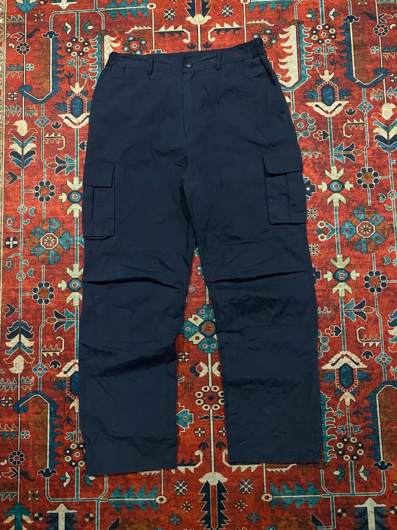 China Police Regular Cargo Pants 30 (Category: Chinos) located in Antipolo. Submitted by bentakahitanoano (Listing ID 1467985262, Image 2). Description: The Regular Cargo Pant is made of midweight cotton Columbia ripstop, which has been rinsed for a softer feel. The style is cut in a regular fit with a low waist and features double-layer knees, adding to its robust qualities. Multiple pockets throughout nod to the garment's military-style influen
