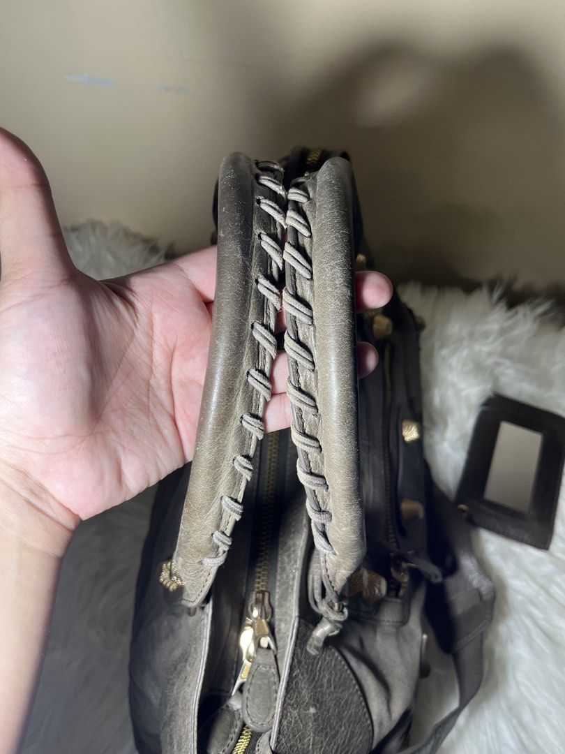 City (Category: Luxury Bags & Wallets) located in Cagayan de Oro. Submitted by zaybanlx (Listing ID 1467962663, Image 3). Description: Ykk main zip, lampo pocket zip, no code.