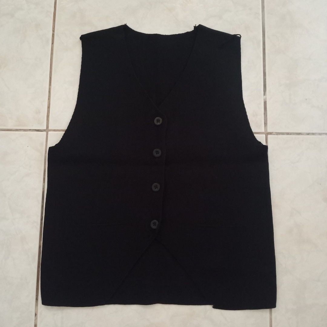 Classic Black Button-Up Vest (Category: Vests) located in Bulacan. Submitted by roomarchive (Listing ID 1467878099, Image 1). Description: .