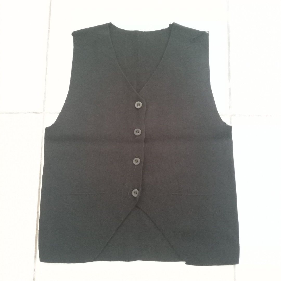 Classic Black Button-Up Vest (Category: Vests) located in Bulacan. Submitted by roomarchive (Listing ID 1467878099, Image 2). Description: .