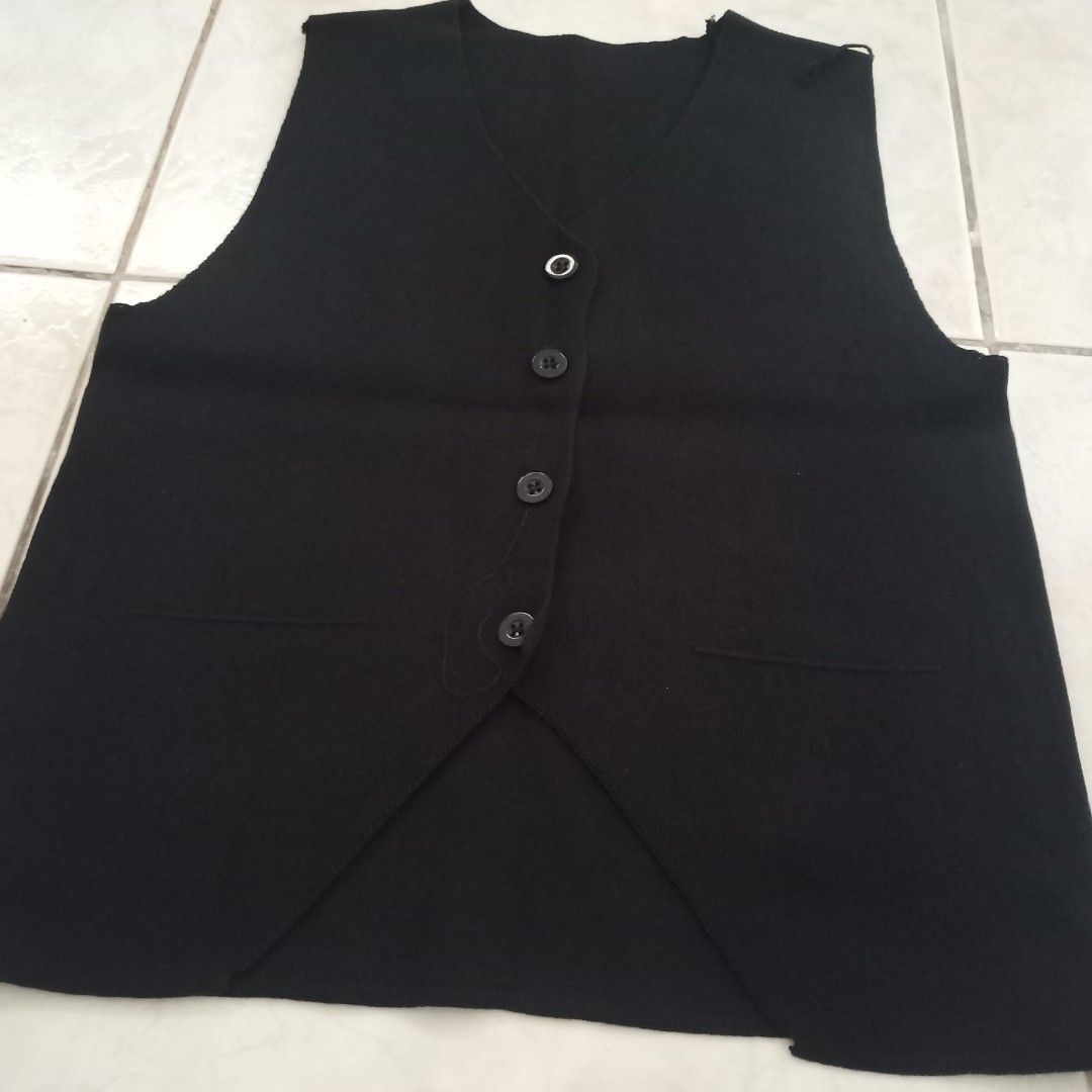 Classic Black Button-Up Vest (Category: Vests) located in Bulacan. Submitted by roomarchive (Listing ID 1467878099, Image 3). Description: .
