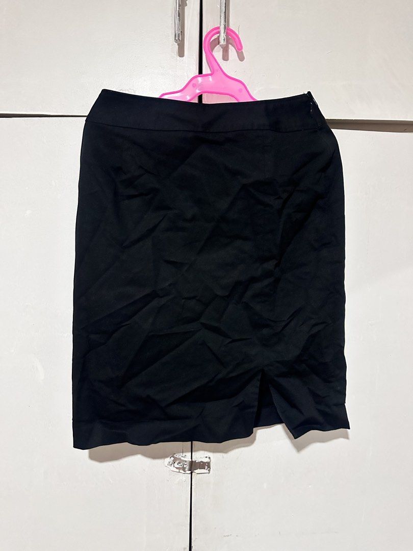 Classic Black Pencil Skirt with Front Slit (Category: Skirts) located in Baguio. Submitted by misty_dae (Listing ID 1467853519, Image 2). Description: .