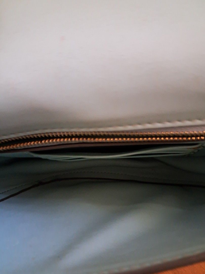 Céline Trotteur (Category: Cross-body Bags) located in Muntinlupa City. Submitted by msshoppingera (Listing ID 1467908682, Image 3). Description: Céline Trotteur crossbody bag by Phoebe Philo. Light green colour. No peeling, no scuffings, no stickiness, no foul smell. Width:7.5 in Height:7.5 in Depth:2 in **Nöt gûaränŧèěđ ąůťĥëŉŧīç All items are available unless marked as sold. Payment first before shipping. Shipping fees will be paid by the buye