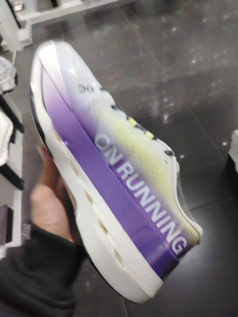 Cloud boom max (Category: Sneakers) located in Quezon City. Submitted by rvnnnnnn (Listing ID 1467884088, Image 3). Description: .