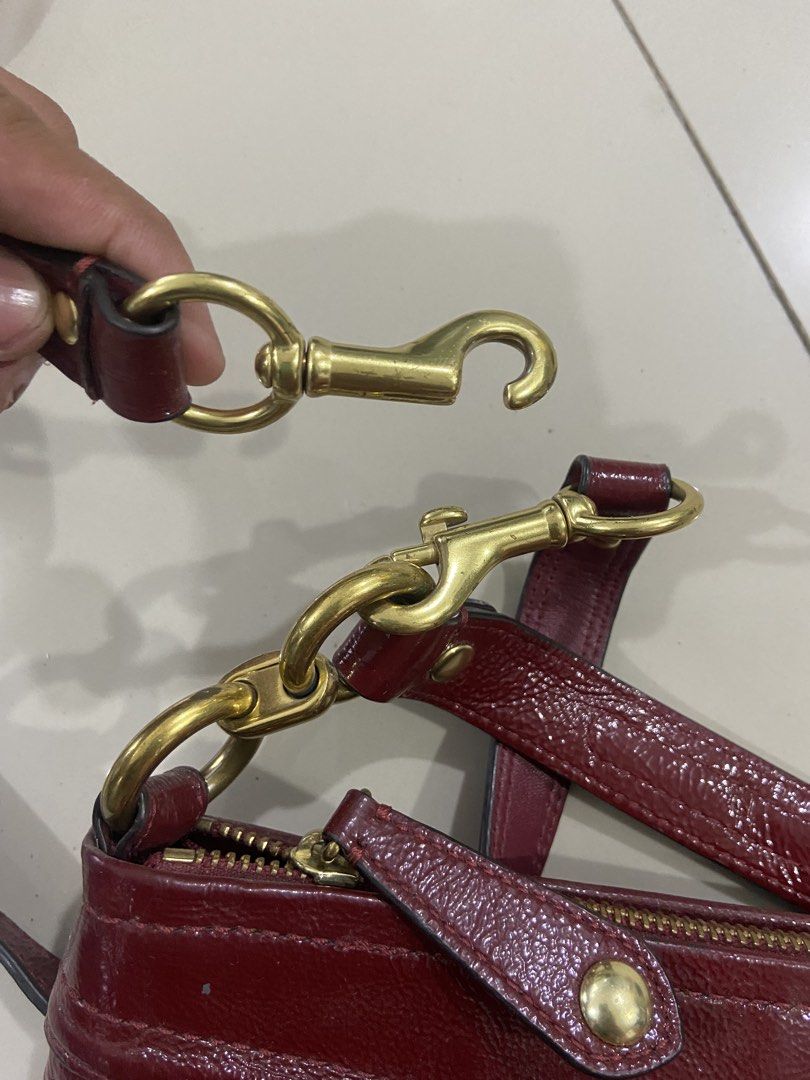 Coach Ashley Shoulder Bag (Category: Luxury Bags & Wallets) located in Panabo. Submitted by thrifty.red (Listing ID 1467921072, Image 3). Description: issue in pic pentelpen front missing lock sling .