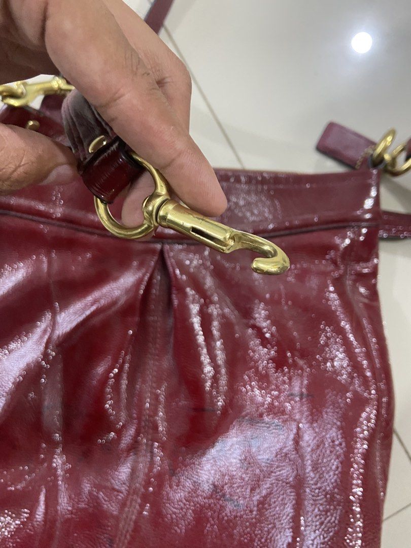 Coach Ashley Shoulder Bag (Category: Luxury Bags & Wallets) located in Panabo. Submitted by thrifty.red (Listing ID 1467921072, Image 2). Description: issue in pic pentelpen front missing lock sling .