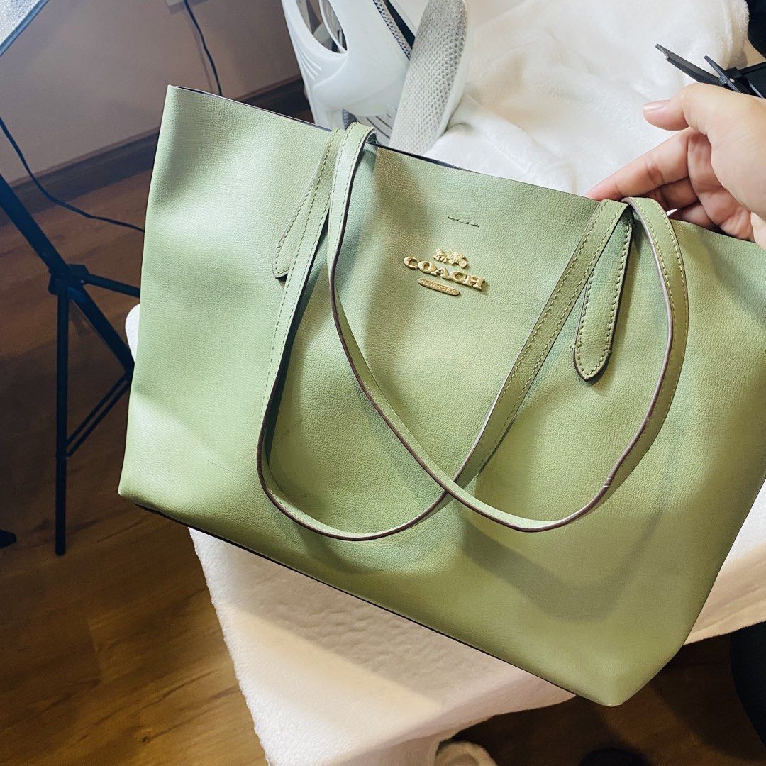 Coach Avenue Tote Bag (Category: Luxury Bags & Wallets) located in Las Pinas. Submitted by mauwryhan (Listing ID 1468009367, Image 1). Description: FOR SALE: Coach Avenue Tote Bag 👜 Condition: Very Good – 8/10 ₱1,500 ONLY! Hard type of leather. MINOR ISSUE: SIGN OF USAGE, MARKINGS NEED DEEP CLEANING. STILL REMOVABLE DIRT ‼️ 💯 AUTHENTIC ⚠️ Expect sign of usage. USED BUT NOT ABUSED! Reason for Selling: Decluttering THIS IS SECOND HAND ITEM, PLS M