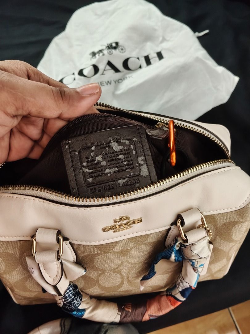 Coach bag (Category: Belt bags, Clutches and Pouches) located in Caloocan City. Submitted by hannabii11 (Listing ID 1467873885, Image 3). Description: Issue Niya is yung logo Niya sa loob mejo fade na. .