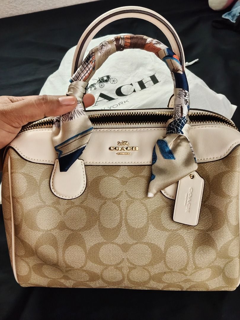 Coach bag (Category: Belt bags, Clutches and Pouches) located in Caloocan City. Submitted by hannabii11 (Listing ID 1467873885, Image 2). Description: Issue Niya is yung logo Niya sa loob mejo fade na. .