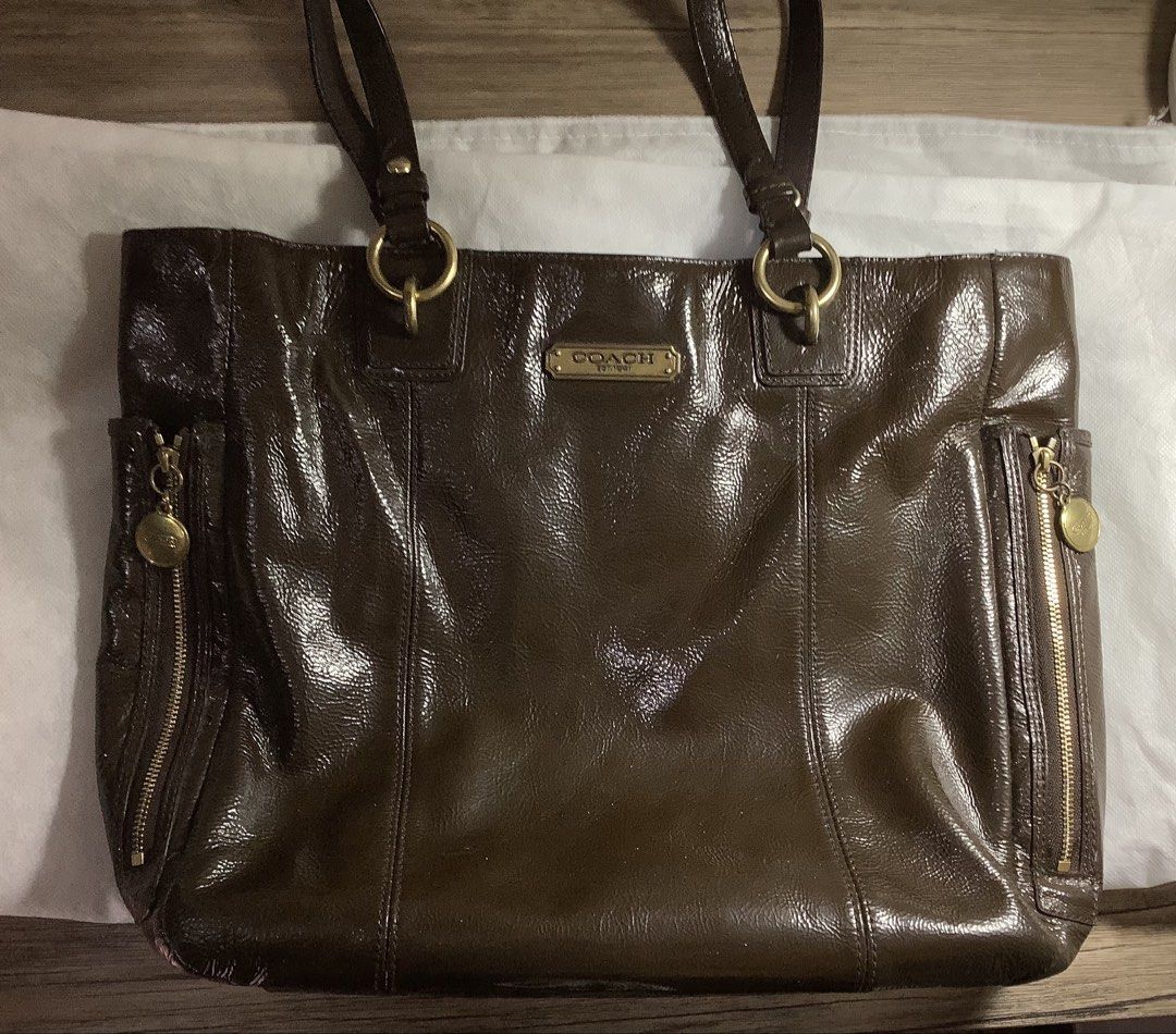 Coach Brown Patent Leather Tote Bag (Category: Luxury Bags & Wallets) located in Quezon City. Submitted by sophic_01 (Listing ID 1467911063, Image 1). Description: Coach Dark brown patent leather with brass-tone hardware May dirt stains sa interior pink fabric and hardware but can be cleaned naman RFS: Need school funds .