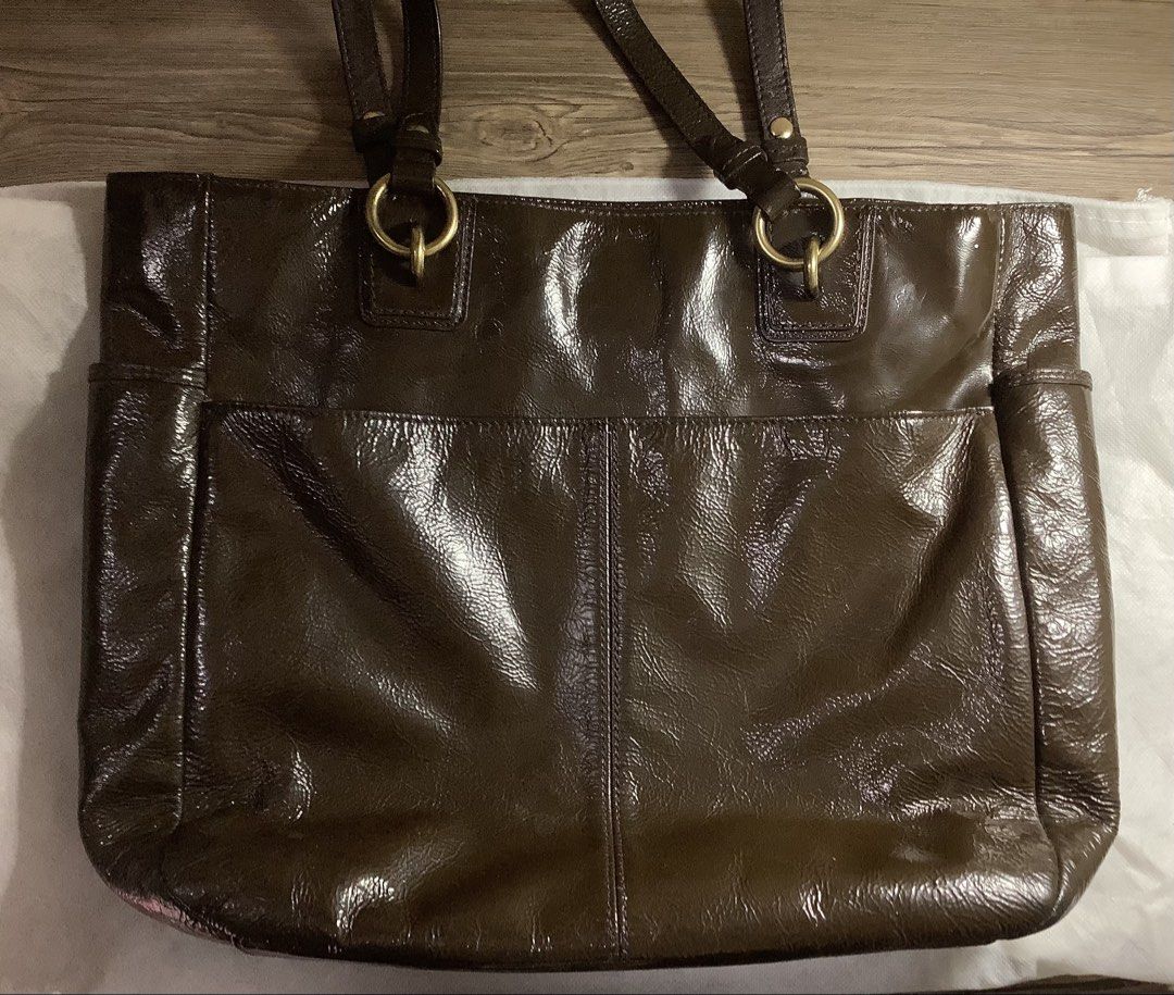 Coach Brown Patent Leather Tote Bag (Category: Luxury Bags & Wallets) located in Quezon City. Submitted by sophic_01 (Listing ID 1467911063, Image 2). Description: Coach Dark brown patent leather with brass-tone hardware May dirt stains sa interior pink fabric and hardware but can be cleaned naman RFS: Need school funds .