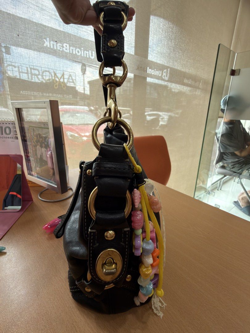 Coach Carly (Category: Luxury Bags & Wallets) located in Pasig City. Submitted by annkyutiks (Listing ID 1467876930, Image 3). Description: Vintage Coach Carly leather black.