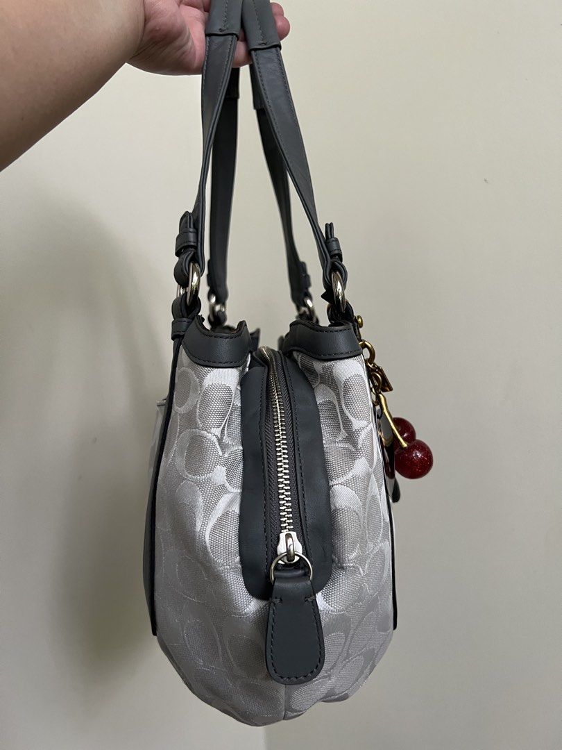 Coach Cricket turnlock (Category: Luxury Bags & Wallets) located in Cagayan de Oro. Submitted by kc_missy (Listing ID 1467988278, Image 3). Description: .