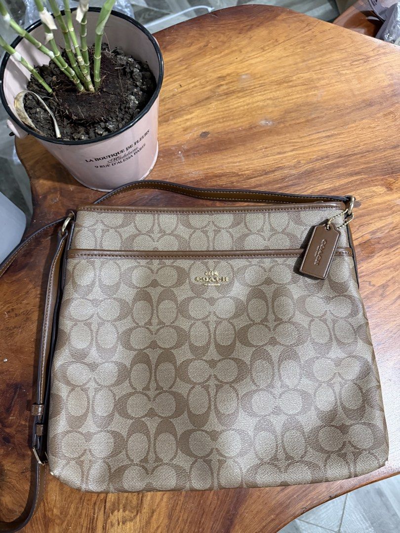 Coach File Bag (Category: Luxury Bags & Wallets) located in Lagawe. Submitted by kai_selections (Listing ID 1467978818, Image 1). Description: Authentic very good used condition Japan box 🇯🇵.