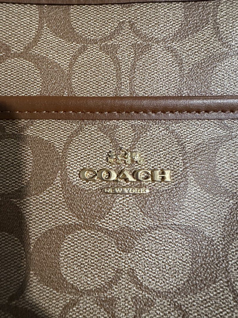 Coach File Bag (Category: Luxury Bags & Wallets) located in Lagawe. Submitted by kai_selections (Listing ID 1467978818, Image 2). Description: Authentic very good used condition Japan box 🇯🇵.