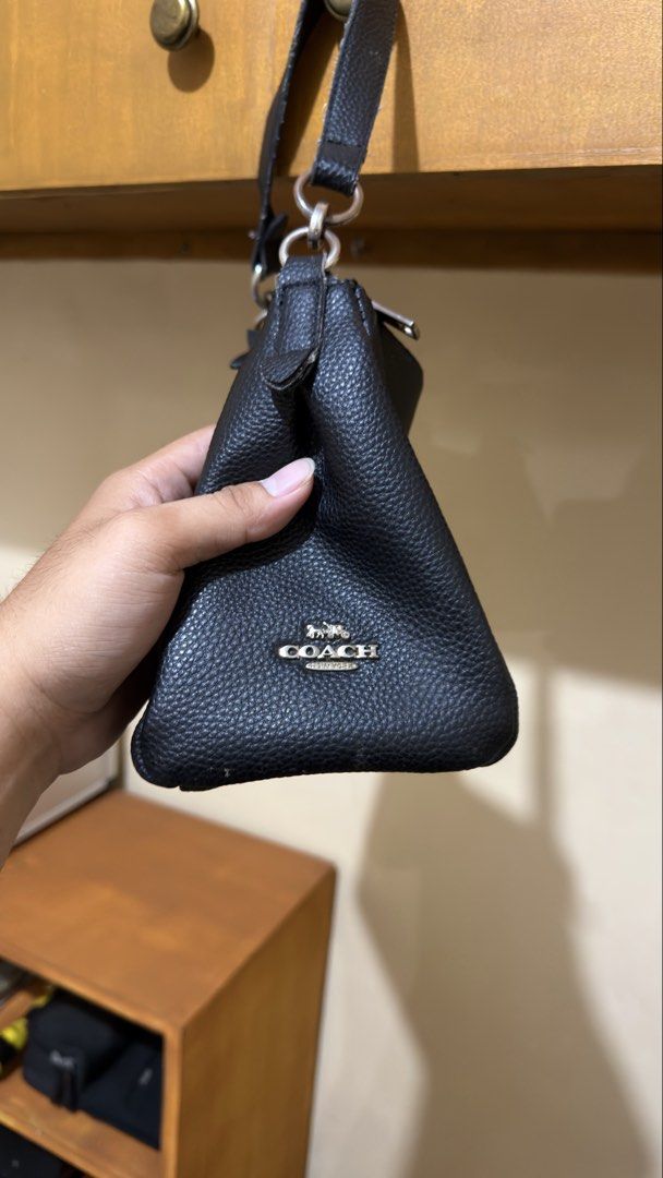 COACH HOBO LEATHER BAG (Category: Shoulder Bags) located in Manila. Submitted by urban.vintage (Listing ID 1467976422, Image 2). Description: ISSUE: NONE (NEED WASH) MOP :GCASH (NO COD) SHIP VIA: LALAMOVE & J&T LOCATION: PASIG CITY .