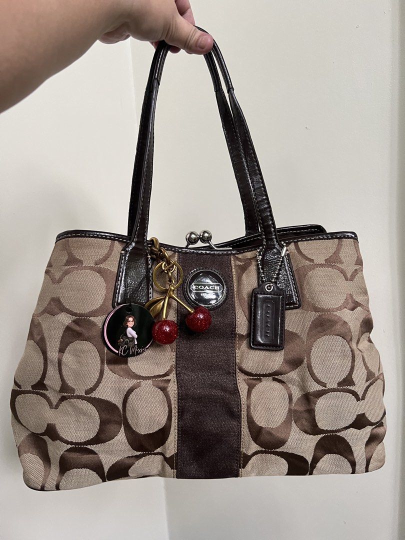 Coach Kisslock (Category: Luxury Bags & Wallets) located in Cagayan de Oro. Submitted by kc_missy (Listing ID 1467988013, Image 1). Description: .