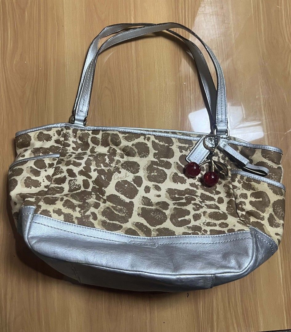 Coach Leopard Print Canvas Tote Bag (Category: Tote Bags) located in Manila. Submitted by senggggg. (Listing ID 1468029014, Image 3). Description: good condition working zip minimal sign of use check details and size.