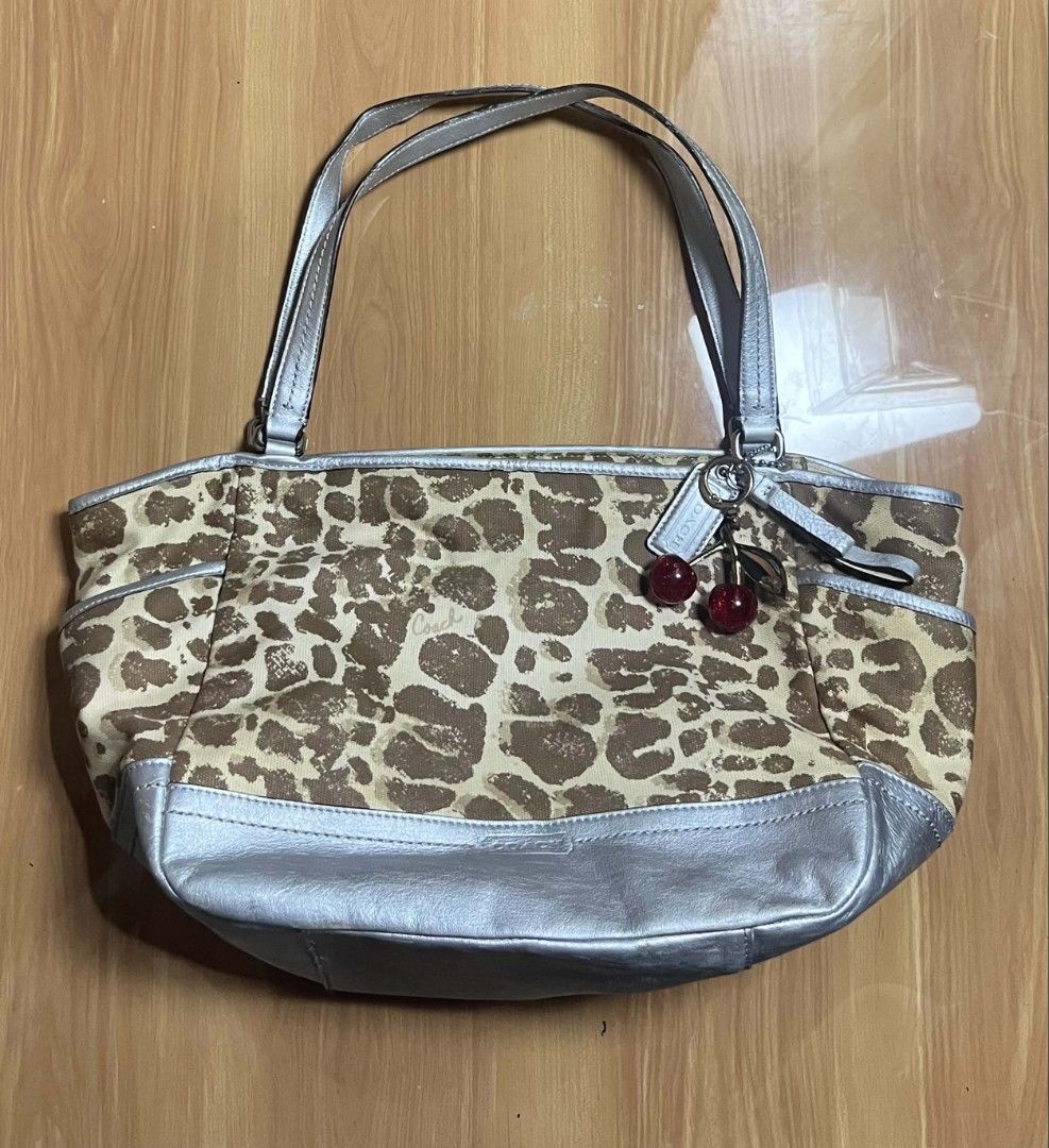 Coach Leopard Print Canvas Tote Bag (Category: Tote Bags) located in Manila. Submitted by senggggg. (Listing ID 1468029014, Image 1). Description: good condition working zip minimal sign of use check details and size.