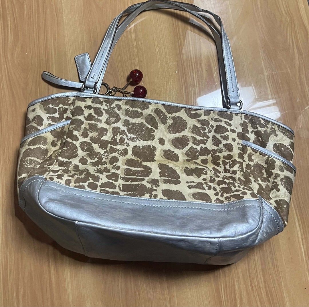 Coach Leopard Print Canvas Tote Bag (Category: Tote Bags) located in Manila. Submitted by senggggg. (Listing ID 1468029014, Image 2). Description: good condition working zip minimal sign of use check details and size.