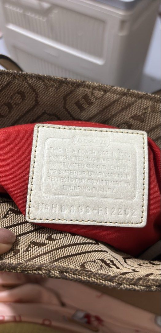 Coach Lozenge Tote Bag original (Category: Shoulder Bags) located in Las Pinas. Submitted by blushbloom_cat (Listing ID 1468039568, Image 3). Description: Coach Lozenge Tote Bag (style F12252 or F12253) in khaki and white fabric with white leather trim.