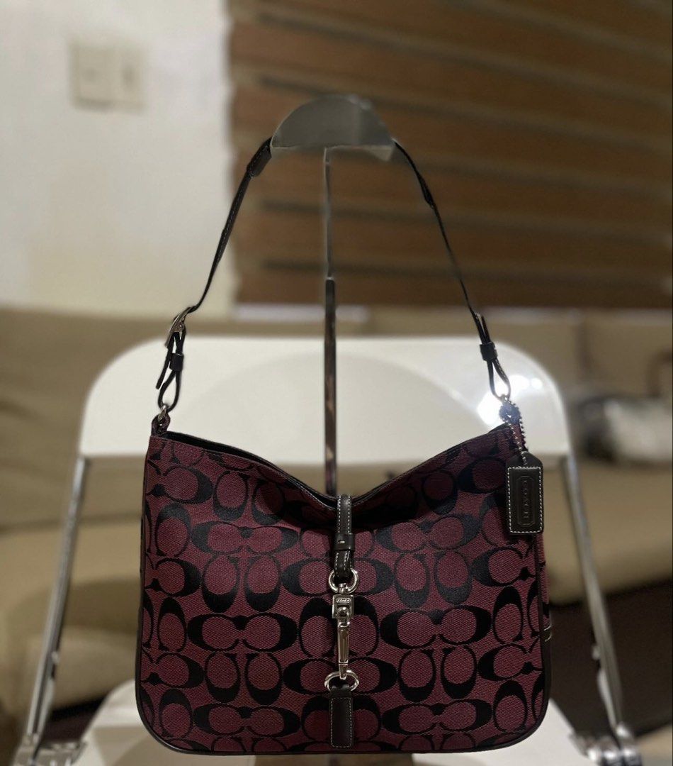Coach Maroon Black Shoulder Bag (Category: Luxury Bags & Wallets) located in Caloocan City. Submitted by lsumaylo1424214 (Listing ID 1468041280, Image 1). Description: - MESSAGE ME FOR WHEN WORN 🫶🏻.
