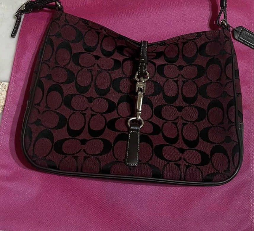 Coach Maroon Black Shoulder Bag (Category: Luxury Bags & Wallets) located in Caloocan City. Submitted by lsumaylo1424214 (Listing ID 1468041280, Image 2). Description: - MESSAGE ME FOR WHEN WORN 🫶🏻.