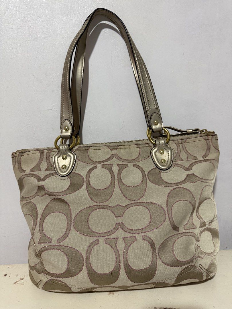 Coach Signature C Metallic Tote Bag (Category: Luxury Bags & Wallets) located in Tuguegarao City. Submitted by pavlene (Listing ID 1467998313, Image 2). Description: rfs: need funds .