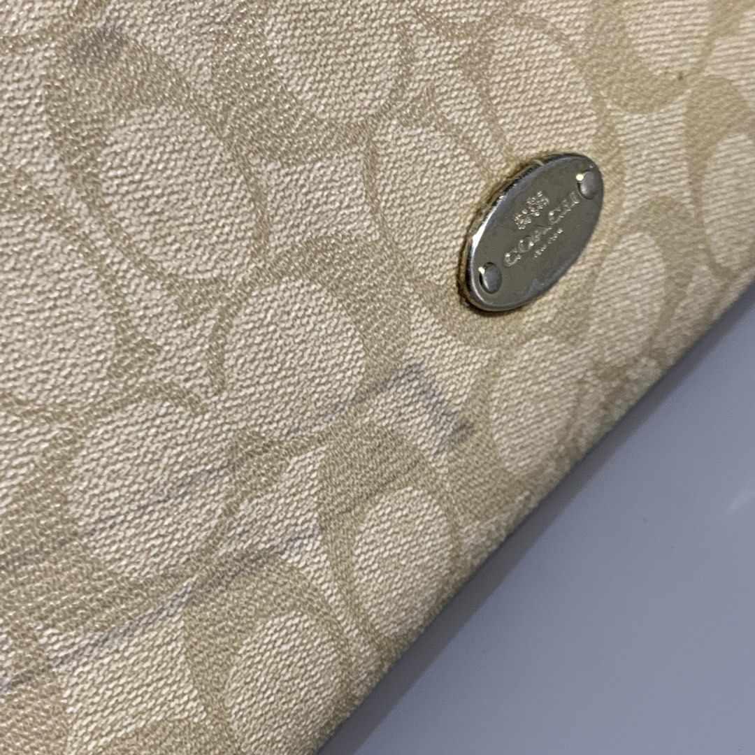 Coach Signature Hobo bag (Category: Luxury Bags & Wallets) located in Davao. Submitted by jandyfuert21303 (Listing ID 1468017830, Image 2). Description: Verygood condition Need minor cleaning only Complete with sling Have signs of usage but presentable to wear.