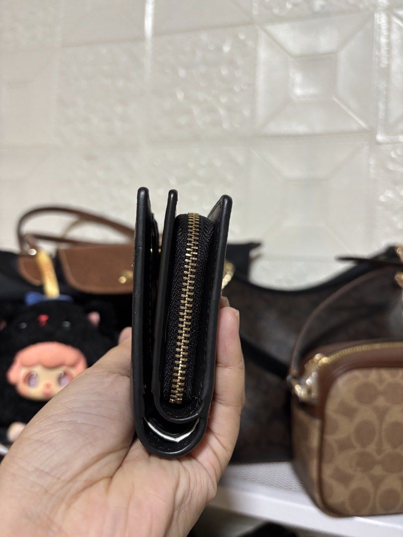 Coach Snap Bifold Wallet (Category: Wallets & Card holders) located in Rizal. Submitted by conielau (Listing ID 1468028757, Image 2). Description: Fixed price Personal preloved No issue like new condition Bought it netong September lang 💯 original.
