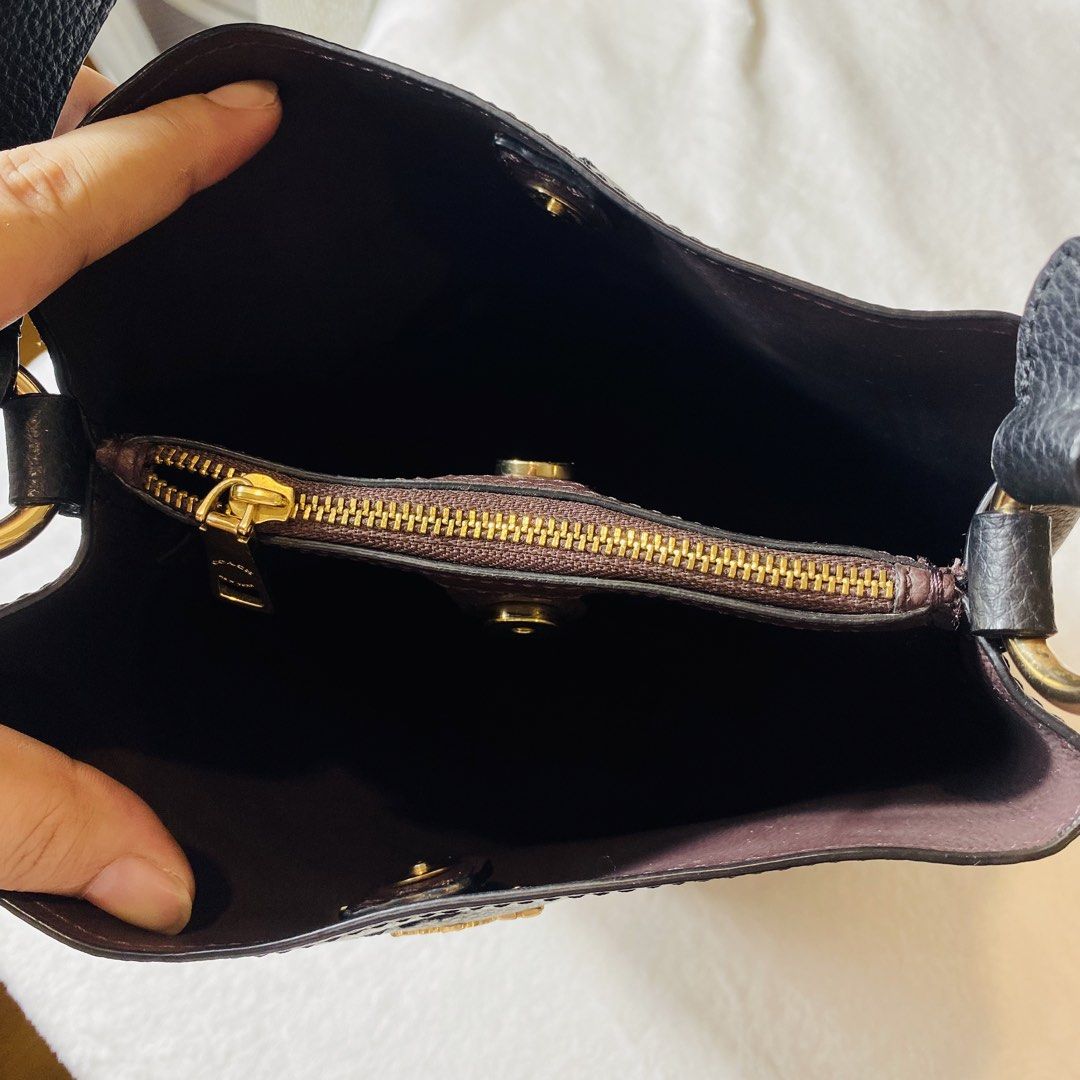 Coach Town Bucket Bag (Category: Luxury Bags & Wallets) located in Las Pinas. Submitted by mauwryhan (Listing ID 1468011525, Image 3). Description: FOR SALE: Coach Town Bucket Bag 👜 Condition: Very Good – 9/10 ₱1,500 ONLY! Hardware are in good condition, zipper is perfectly working. Expect sign of usage. USED BUT NOT ABUSED! 💯 AUTHENTIC ⚠️ Reason for Selling: Decluttering THIS IS SECOND HAND ITEM, PLS MANAGE YOIR EXPECTATION. ✅.
