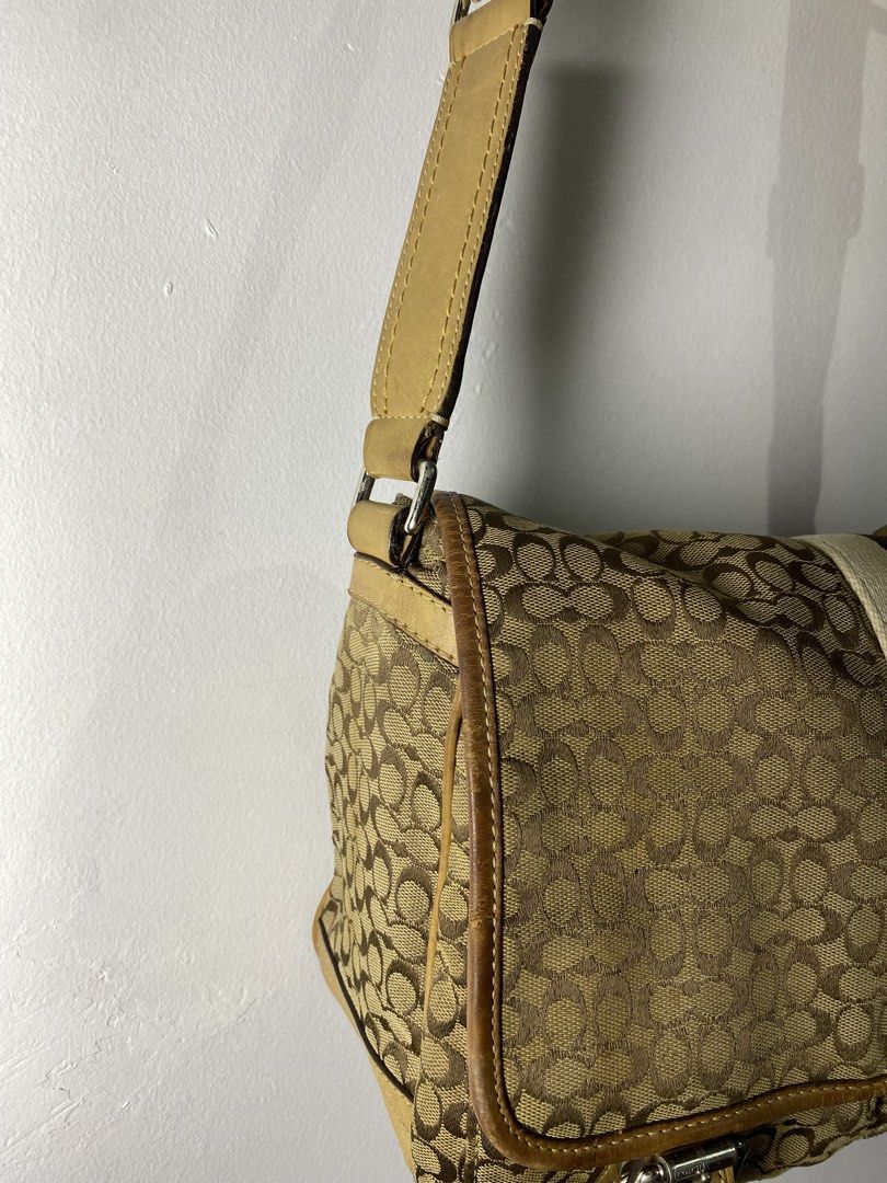 Coach Voyager Messenger Bag (Category: Luxury Bags & Wallets) located in Dasmarinas. Submitted by ridgeridethrift (Listing ID 1467985382, Image 3). Description: Have scratches, crack leather side , rub Yellow stain Used good condition Goods na goods pa pang daily .
