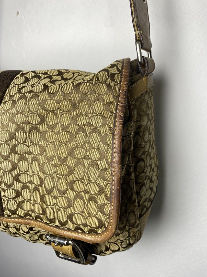 Coach Voyager Messenger Bag (Category: Luxury Bags & Wallets) located in Dasmarinas. Submitted by ridgeridethrift (Listing ID 1467985382, Image 2). Description: Have scratches, crack leather side , rub Yellow stain Used good condition Goods na goods pa pang daily .
