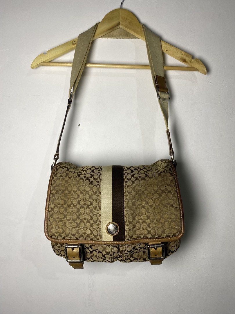 Coach Voyager Messenger Bag (Category: Luxury Bags & Wallets) located in Dasmarinas. Submitted by ridgeridethrift (Listing ID 1467985382, Image 1). Description: Have scratches, crack leather side , rub Yellow stain Used good condition Goods na goods pa pang daily .