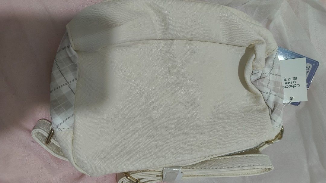 Coboca transparent front sling bag (Category: Cross-body Bags) located in Cavite. Submitted by swiftfish_2c26c0 (Listing ID 1467984214, Image 2). Description: .