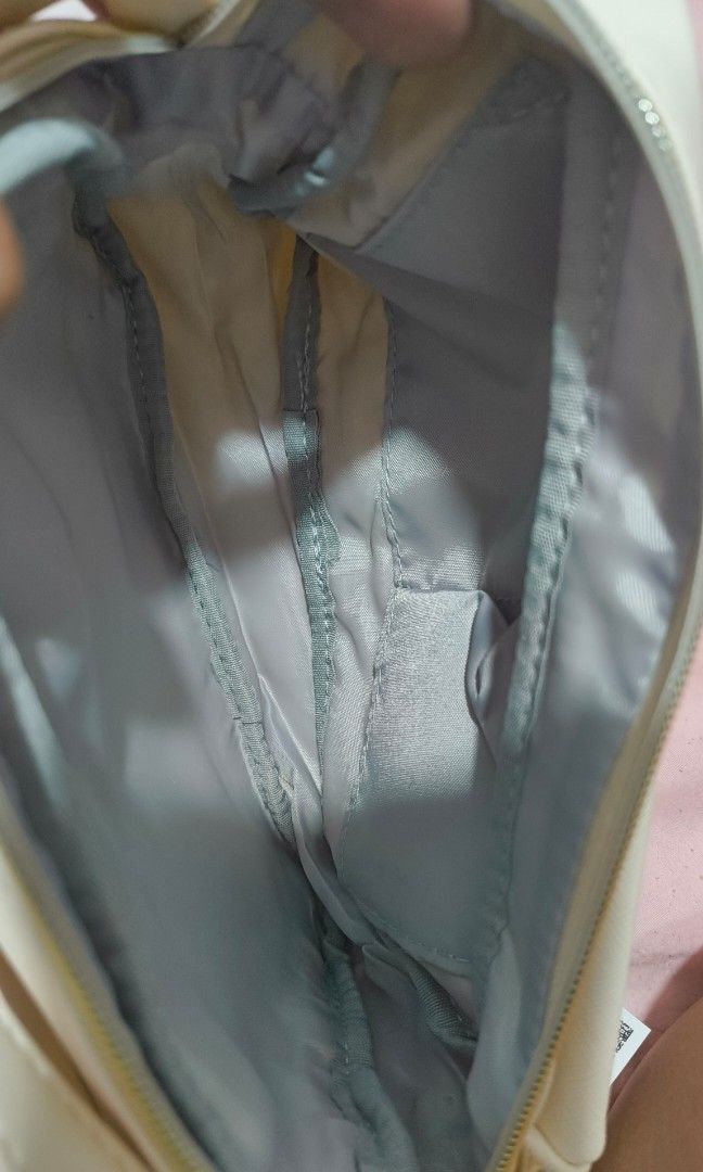 Coboca transparent front sling bag (Category: Cross-body Bags) located in Cavite. Submitted by swiftfish_2c26c0 (Listing ID 1467984214, Image 3). Description: .