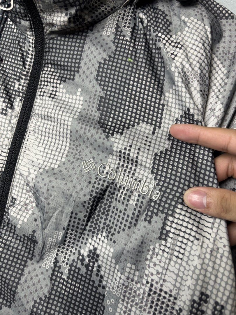 Columbia Men's Flash Challenger Windbreaker Jacket (Category: Coats, Jackets and Outerwear) located in Mandaluyong City. Submitted by fellas_ph (Listing ID 1467940096, Image 2). Description: Excellent condition No issues Size XL 23.5" Width 28" Length.