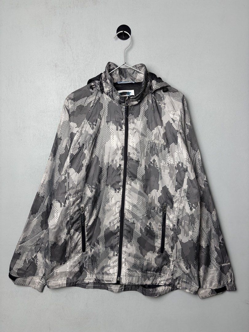 Columbia Men's Flash Challenger Windbreaker Jacket (Category: Coats, Jackets and Outerwear) located in Mandaluyong City. Submitted by fellas_ph (Listing ID 1467940096, Image 1). Description: Excellent condition No issues Size XL 23.5" Width 28" Length.