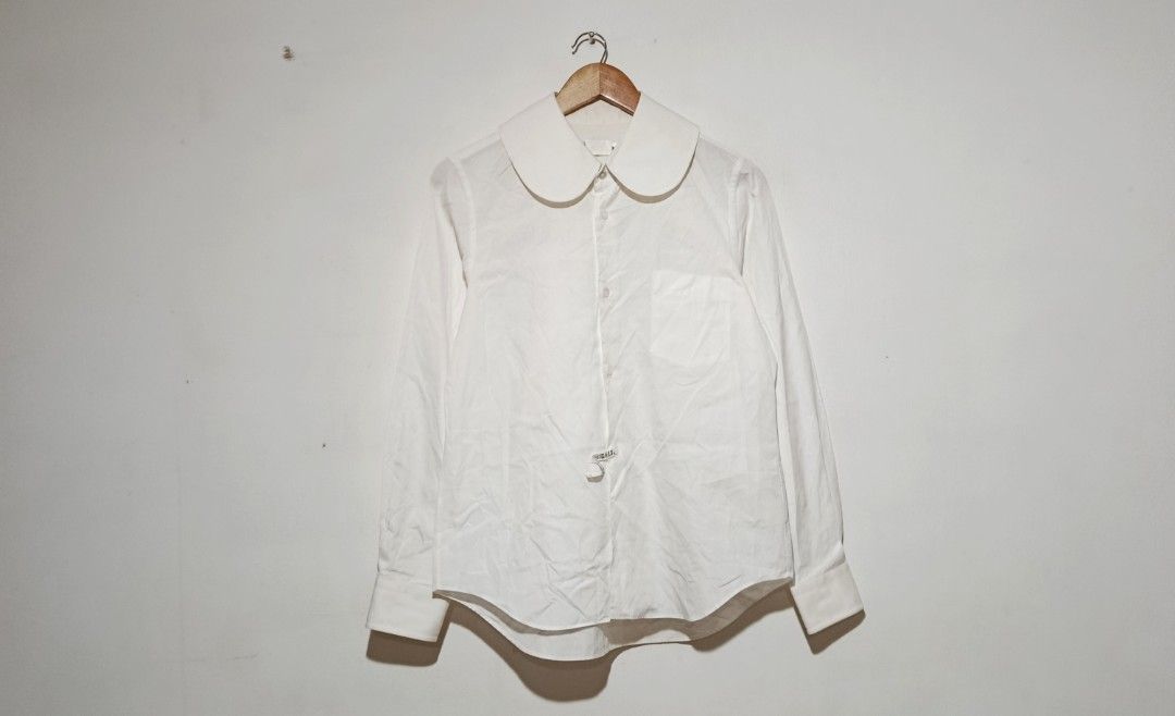 COMME des GARCONS - Rounded Peter Pan Collar - Single Chest Patch Pocket (Category: Longsleeves) located in San Fernando. Submitted by son.twice.stuff (Listing ID 1467880332, Image 3). Description: Item: COMME des GARCONS - Rounded Peter Pan Collar - Single Chest Patch Pocket Tagged Size: Small Fit Small To Medium Dimensions Length: 26.5" Width: 19" Shoulder: 15" Sleeve: 23" Condition: Excellent Made In Japan Material 100% Cotton Price: 2800 Free