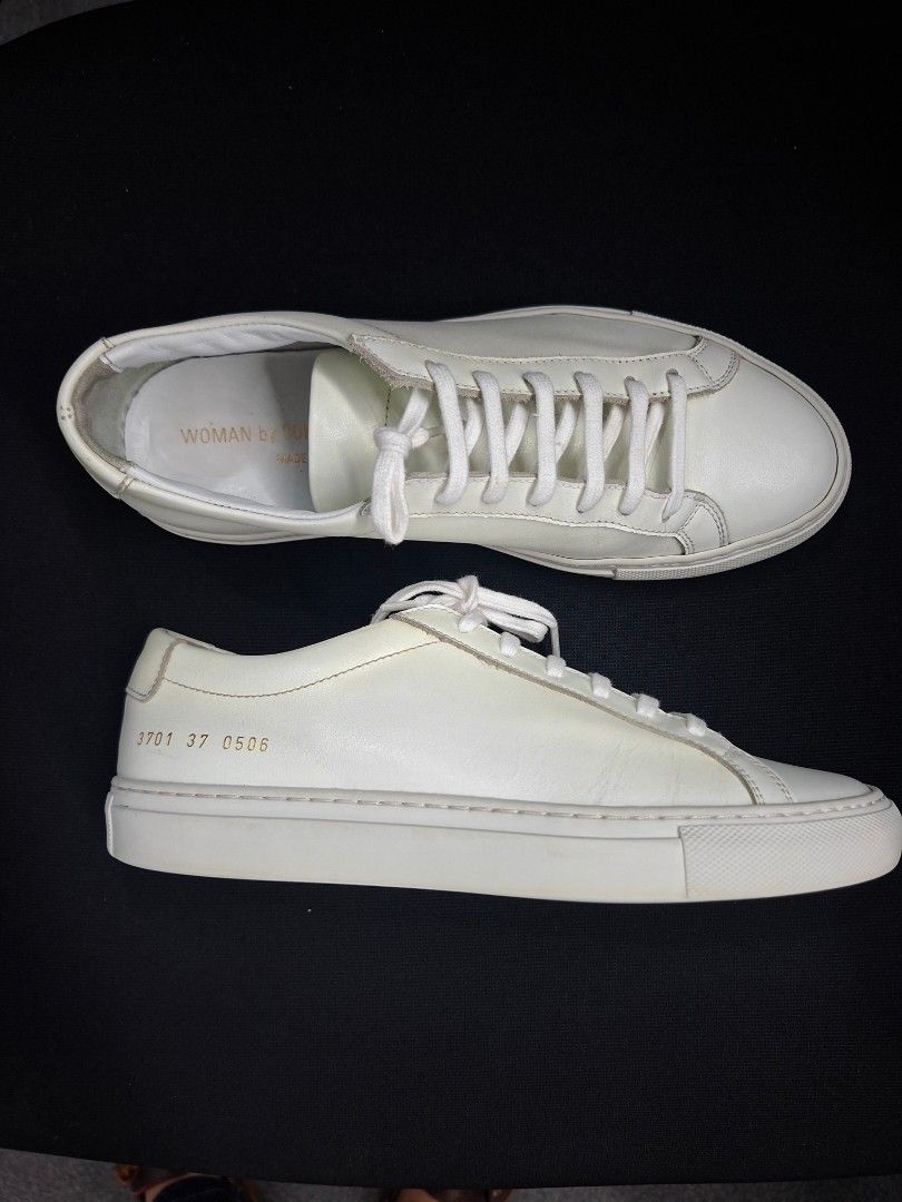 Common Projects Woman Achilles Low White Size 37 (Category: Sneakers) located in Quezon City. Submitted by shawnstussy (Listing ID 1467853708, Image 3). Description: - Brand: Common Projects - Color: White - Material: Smooth leather upper with tonal rubber cupsole - Origin: Made in Italy - Design: Classic minimalist style with iconic gold serial number on the heel - Details: Flat cotton laces and gold stamped branding on the insole - Condition: M