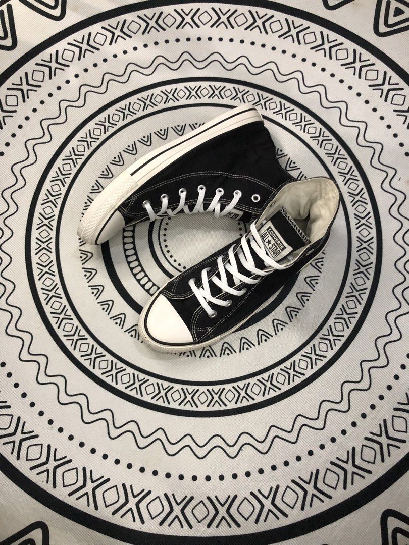 Converse Classic High Black 🔥 (Category: Sneakers) located in Quezon City. Submitted by sjts22 (Listing ID 1467996094, Image 2). Description: •Excellent condition •Good as new .