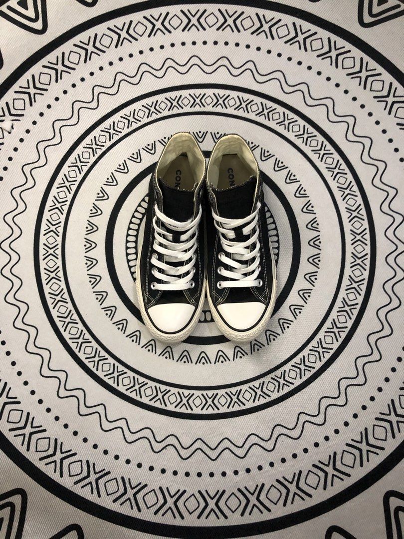 Converse High Classic 🔥 (Category: Sneakers) located in Quezon City. Submitted by sjts22 (Listing ID 1468002032, Image 2). Description: •Verygood condition •Slightly used .