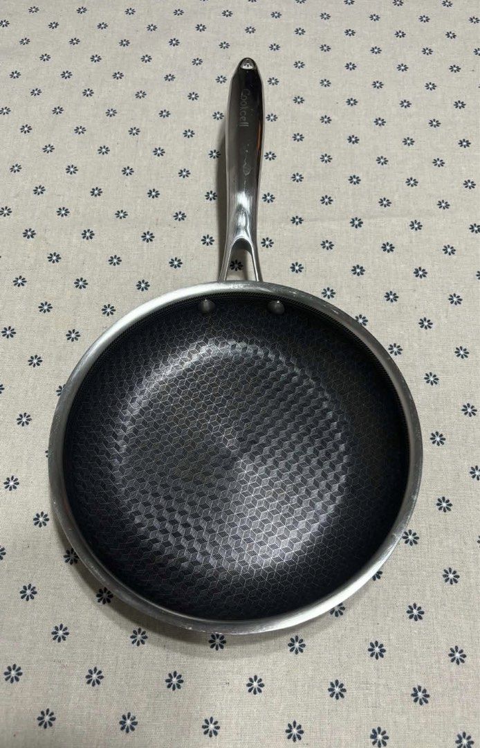 Cookcell Ceramic 22cm Non-Stick Frying Pan (Category: Cookware & Accessories) located in San Mateo. Submitted by kusinaninanan (Listing ID 1467984741, Image 1). Description: - Brand: Cookcell - Size: 22cm frying pan - Surface: Unique honeycomb textured ceramic non-stick coating (inside and out) - Handle: Stainless steel with a convenient hanging hole - Compatibility: Works on gas, electric, and induction cooktops - Origin: Designed in Korea - Con